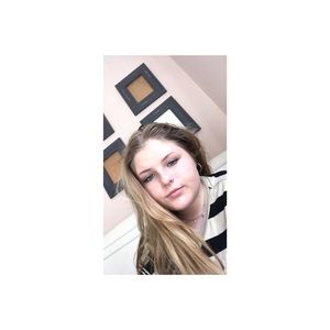 Meet your Posher, Adela